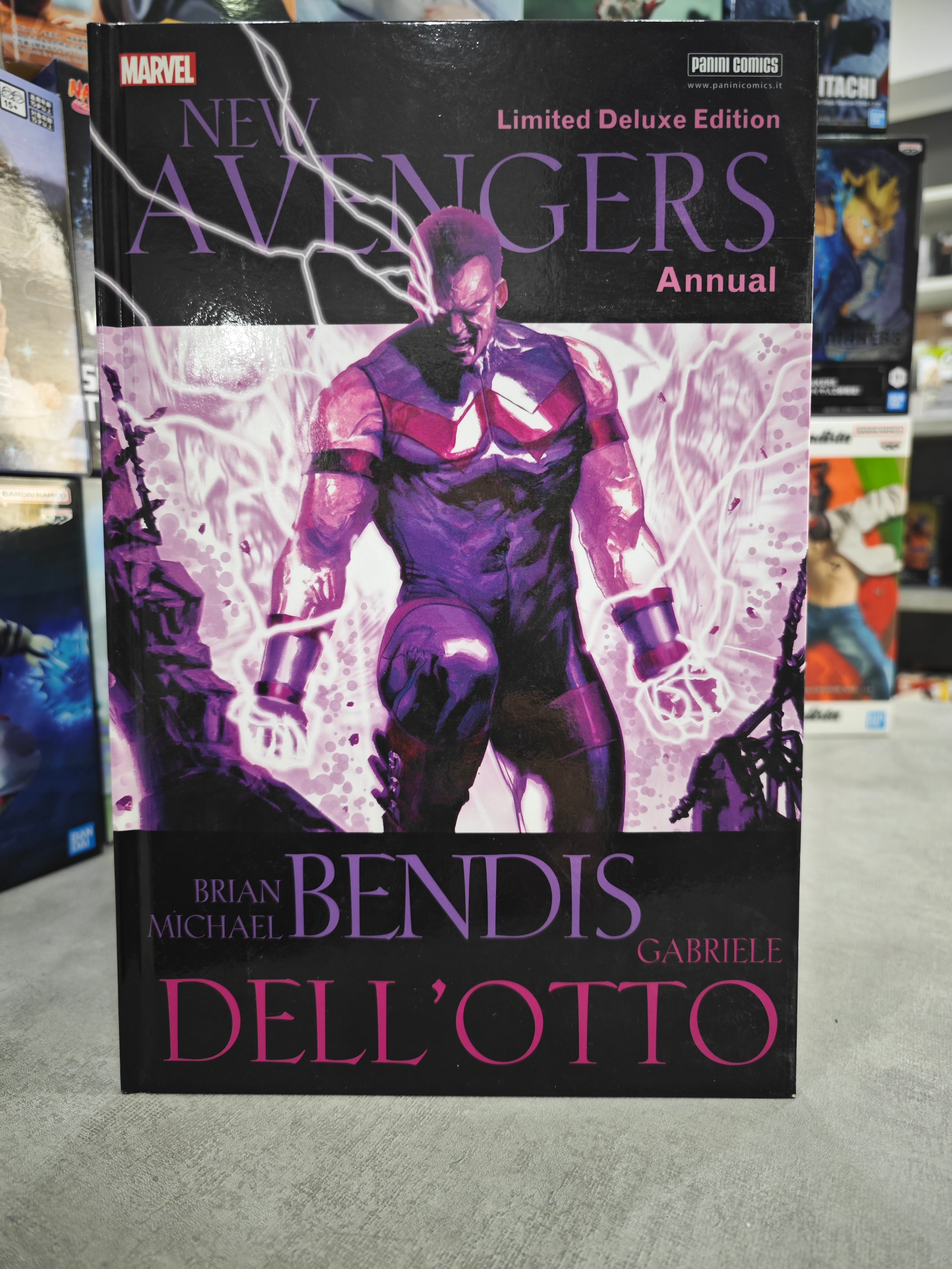 LIMITED DELUX EDITION NEW AVENGERS ANNUAL